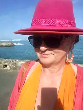 Hot-Muci 即時 XXX 聊天