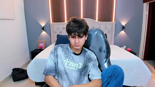 Tommy18__ Chat XXX in diretta