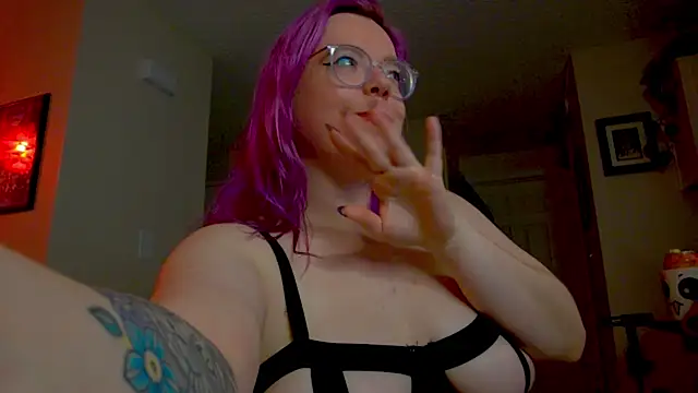 KiraSpitQueen's Live XXX Chat