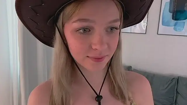 CynthiaaStone Adlı Modelin Canlı XXX Sohbeti