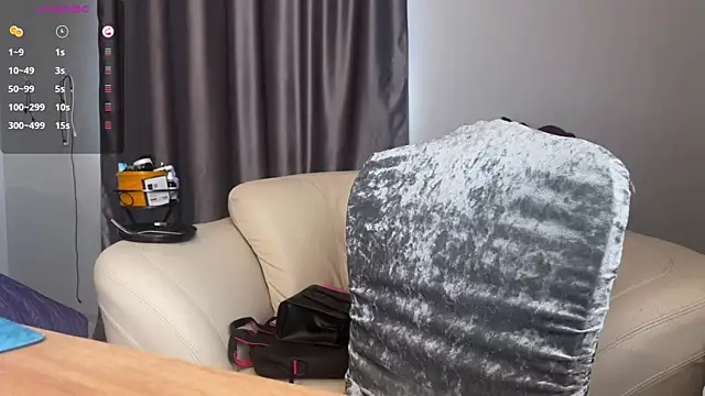 Chat +18 de emily_is_here_ ao vivo