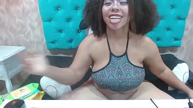 KeniaLovex Adlı Modelin Canlı XXX Sohbeti