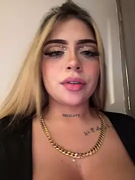 Chat XXX en directo de MiaWhitePink_