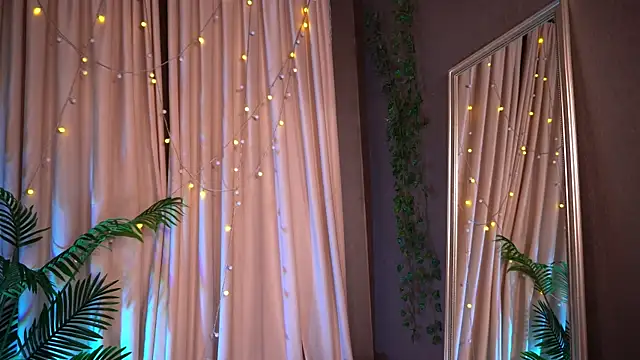 Emilicious: онлайн-секс-чат