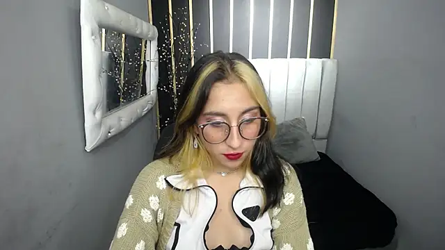 moon_shut Adlı Modelin Canlı XXX Sohbeti