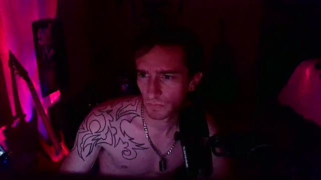 LEVIATHANX666: διαδικτυακό σόου στην κάμερα