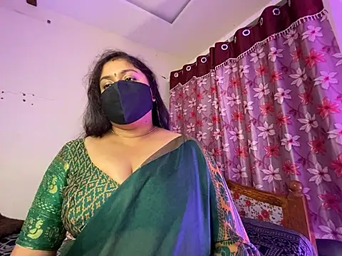 LouleyRanii Show in webcam