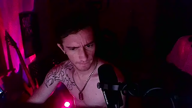 LEVIATHANX666: διαδικτυακό σόου στην κάμερα