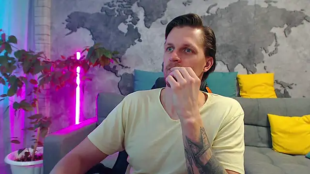 Show modela VikingChrisss na web-kameri