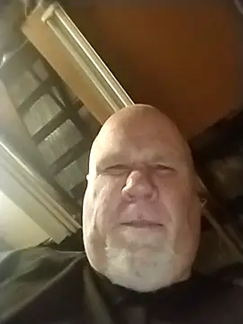 Reddog833 Show in webcam