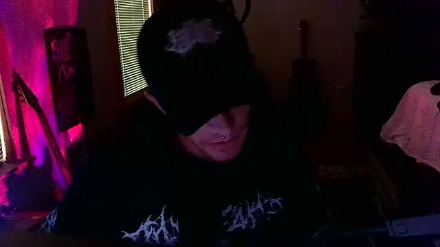 LEVIATHANX666: διαδικτυακό σόου στην κάμερα