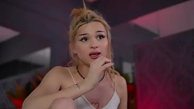 BrattyScarlet: διαδικτυακό σόου στην κάμερα