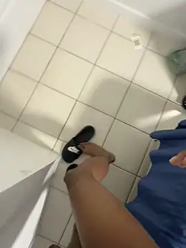 Americano021: διαδικτυακό σόου στην κάμερα