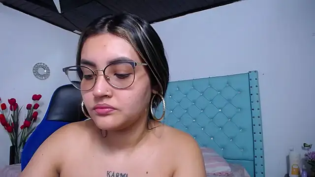 kathe-mills235 Adlı Modelin Canlı XXX Sohbeti