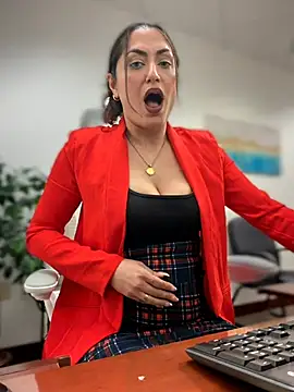 YourQueen18: διαδικτυακό σόου στην κάμερα