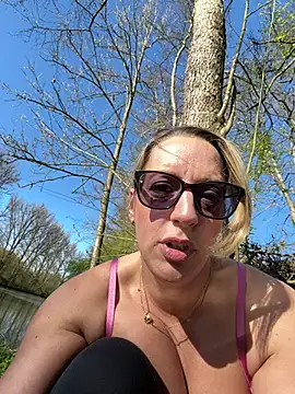 KathyFun élő XXX-chatje