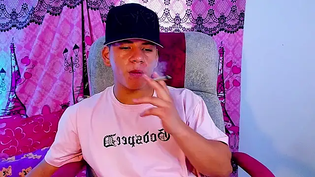 Show modela Aless_bigg na web-kameri