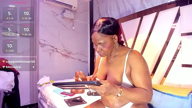 lola_hornei's Webcam Show