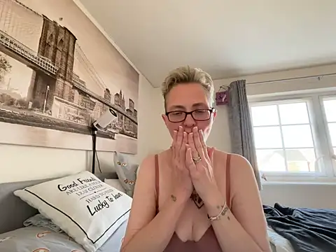 Curvy-Jinx Chat XXX live