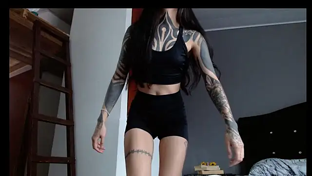 Emilia_1995 Adlı Modelin Canlı XXX Sohbeti