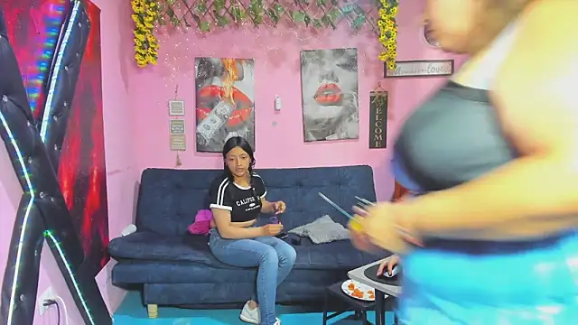 lesbiancuple Show in webcam