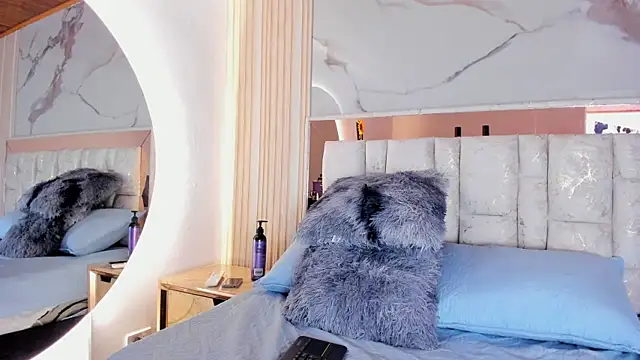 XXX chat uživo modela Naughty__Mom