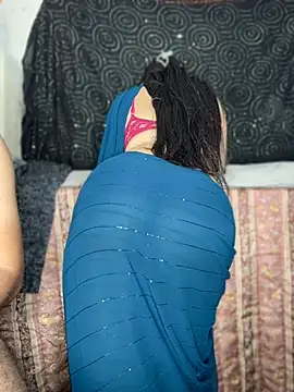 Miss__Malaika: διαδικτυακό σόου στην κάμερα