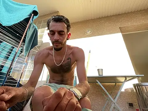 Rebeu313: διαδικτυακό σόου στην κάμερα