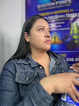 _Mia-Safety_Inspector: διαδικτυακό σόου στην κάμερα