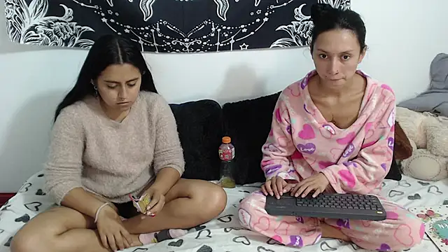 Czat XXX na żywo – emily_n_abby