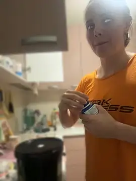 AlisaKissssのライブXXXチャット