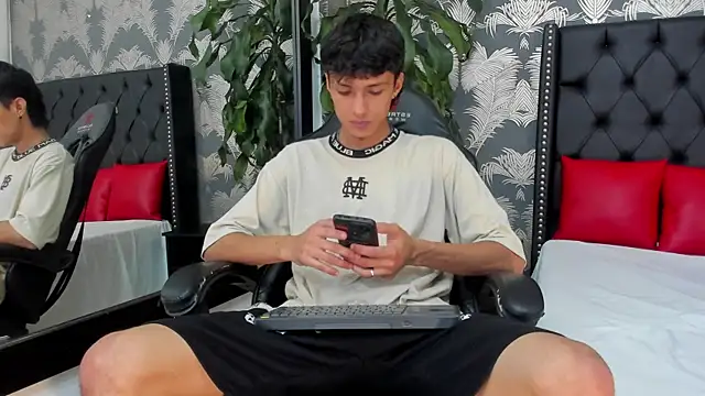 Lean_Portman Chat XXX in diretta