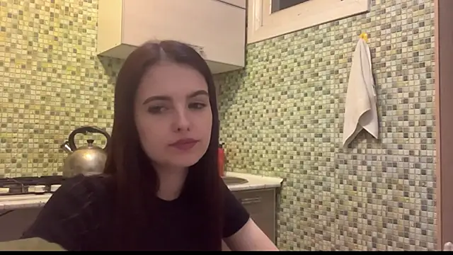 KikiAmino: διαδικτυακό σόου στην κάμερα