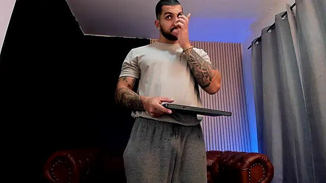 KyleNorth_: διαδικτυακό σόου στην κάμερα