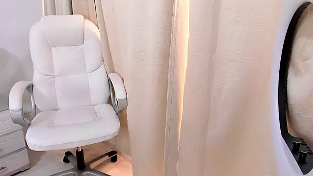 GianinaLewis' Live XXX Chat