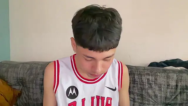 Andy_Belier23: διαδικτυακό σόου στην κάμερα