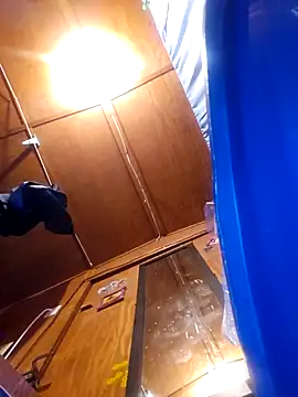 UncutHammer69 Show in webcam