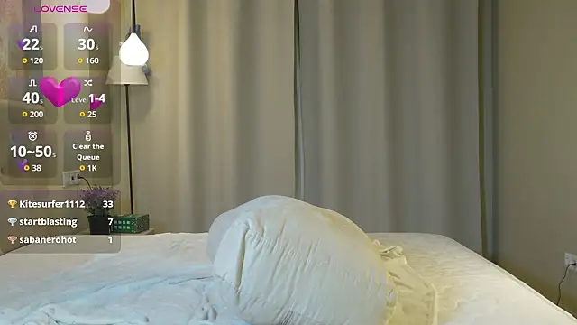 Nayeomy Show in webcam