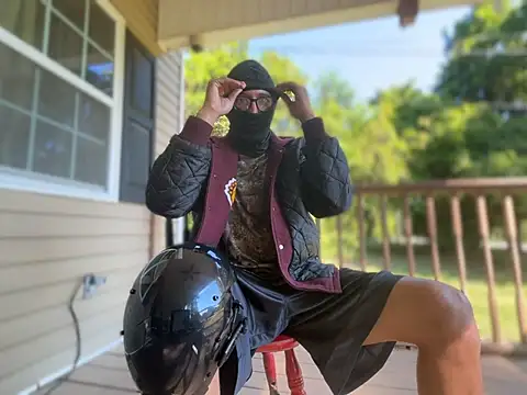 ThrowedWorldWide élő XXX-chatje