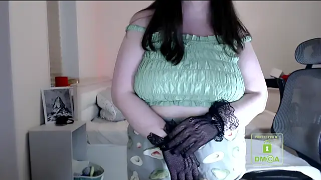 cute_and_hot Show in webcam