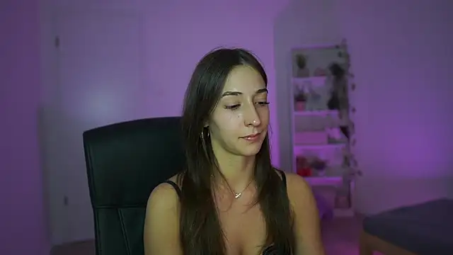 Crystalbrunette18 Adlı Modelin Canlı XXX Sohbeti