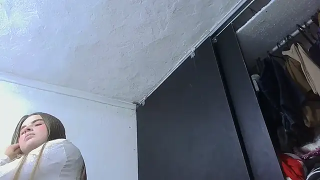 Chatroom XXX en direct de HellenMiyer1111