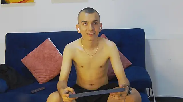 Czat XXX na żywo – Rowan_Cley