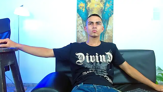 lucass_18: διαδικτυακό σόου στην κάμερα