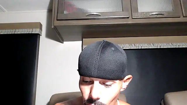 ThickD2C élő XXX-chatje