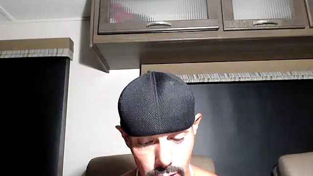 ThickD2C élő XXX-chatje