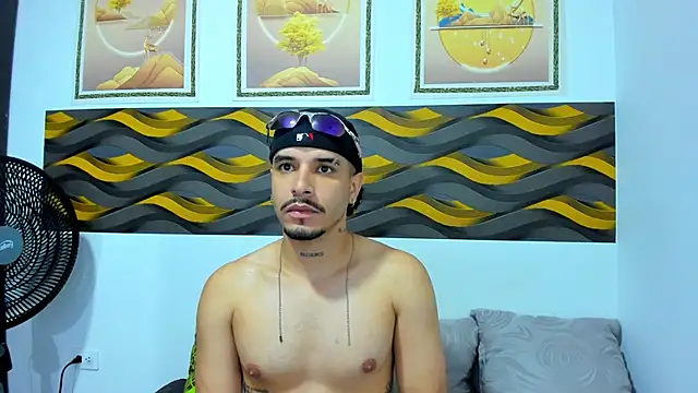 Leon_Hotx: διαδικτυακό σόου στην κάμερα