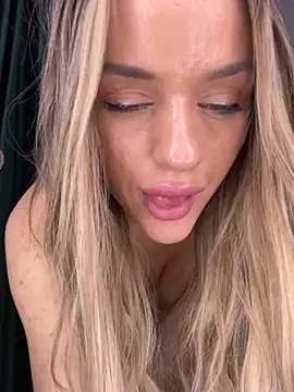 KatieCutieXooo's Live XXX Chat