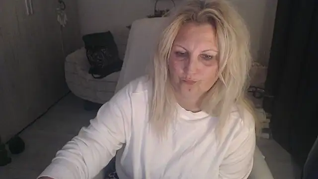 Divineblond: онлайн-секс-чат