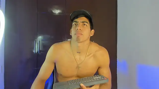 Milo_LatinBoy: διαδικτυακό σόου στην κάμερα